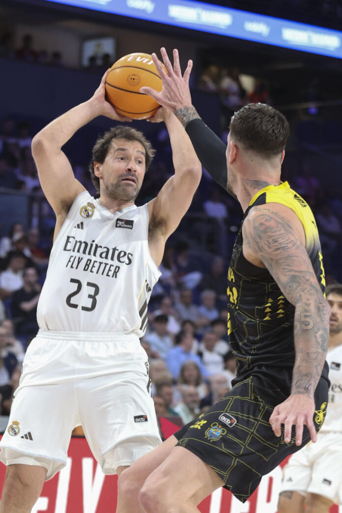 El base del Real Madrid Sergio Llull (i), en una imagen de archivo, durante un partido de Liga Endesa de baloncesto entre el Real Madrid y el La Laguna Tenerife, en el Movistar Arena, en Madrid. EFE/ Victor Lerena
