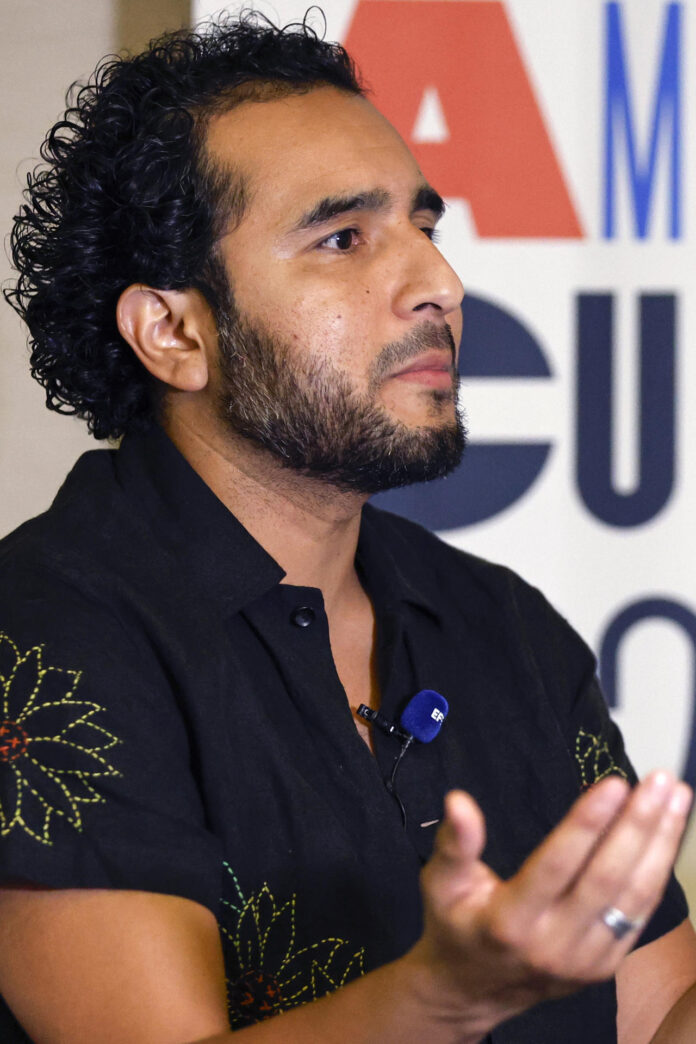 Fotografía del 20 de mayo de 2026 que muestra al salvadoreño Javier Zamora, hablando en una entrevista con EFE en el marco del festival literario Centroamérica Cuenta, en Ciudad de Panamá (Panamá). EFE/ Bienvenido Velasco
