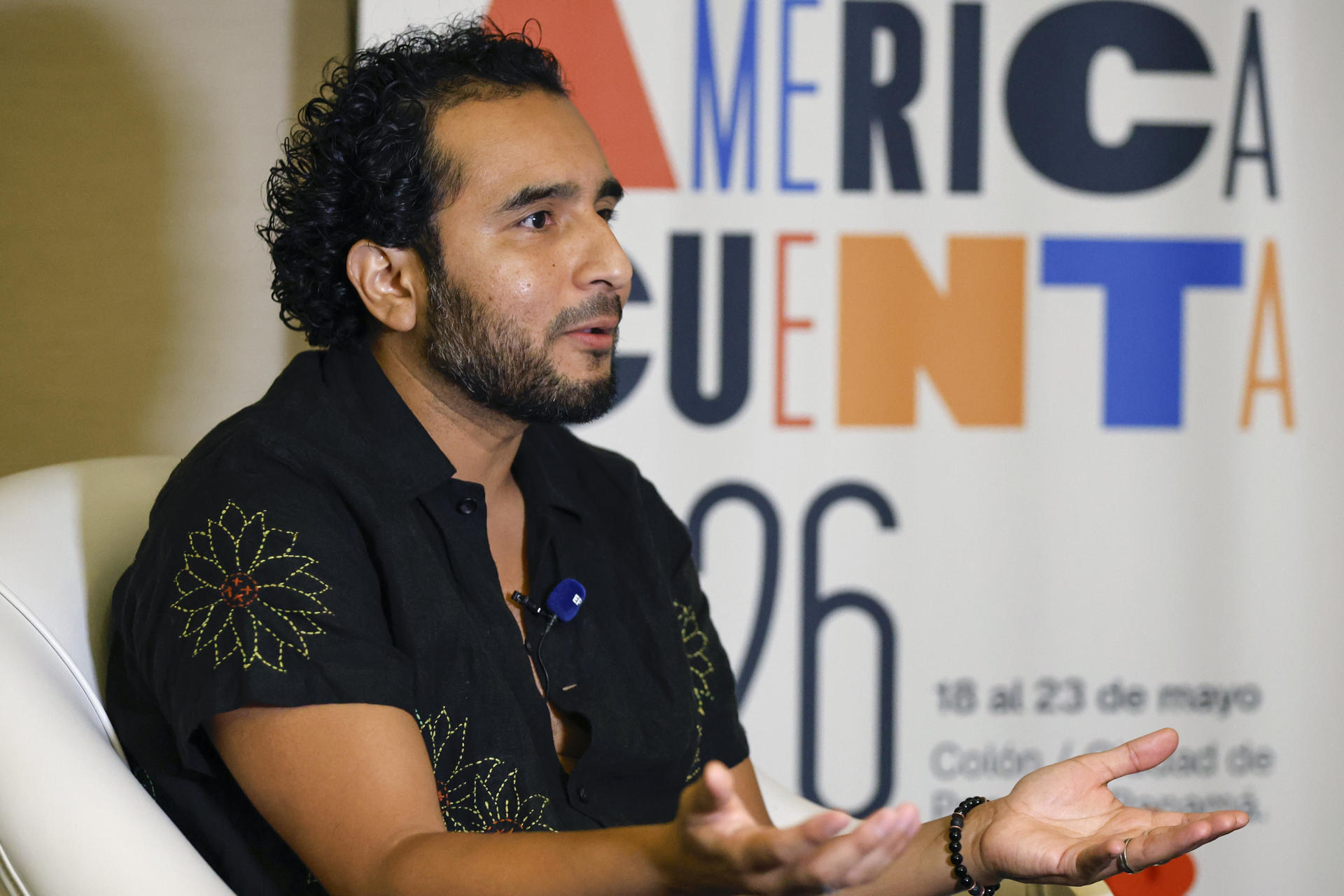 Fotografía del 20 de mayo de 2026 que muestra al salvadoreño Javier Zamora, hablando en una entrevista con EFE en el marco del festival literario Centroamérica Cuenta, en Ciudad de Panamá (Panamá). EFE/ Bienvenido Velasco