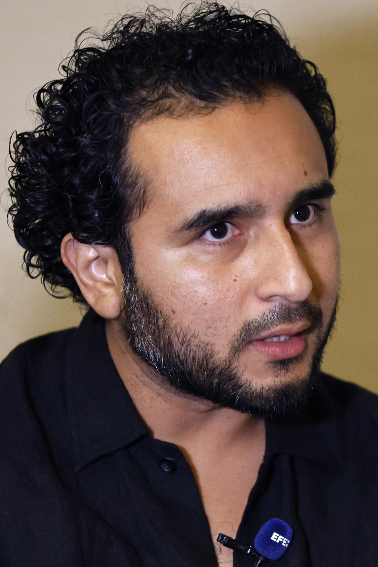 Fotografía del 20 de mayo de 2026 que muestra al salvadoreño Javier Zamora, hablando en una entrevista con EFE en el marco del festival literario Centroamérica Cuenta, en Ciudad de Panamá (Panamá). EFE/ Bienvenido Velasco