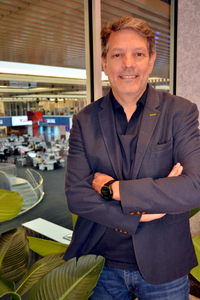 Fotografía del 16 de mayo de 2026 del vicepresidente sénior de Prime Time y Plataformas de Telemundo, Adrián Santucho, posando durante una entrevista con EFE en Miami (Estados Unidos).EFE/ Antoni Belchi
