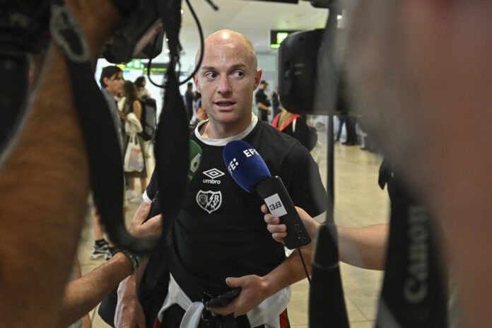 El centrocampista del Rayo Vallecano 'Isi' Palazón a la llegada del conjunto al aeropuerto Adolfo Suárez-Barajas, tras su derrota en la final de la Liga Conferencia que disputaron este miércoles ante el Crystal Palace en el Estadio Leipzig (Alemania). EFE/ Fernando Villar

