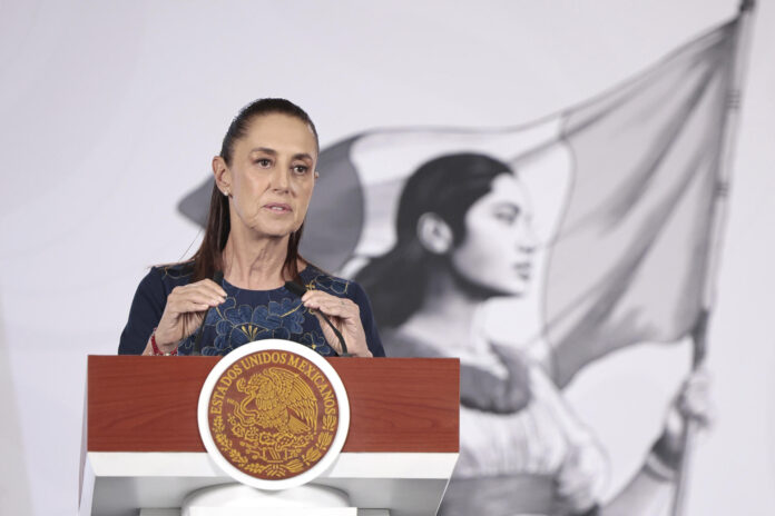 La presidenta de México, Claudia Sheinbaum, habla durante una rueda de prensa este jueves en el Palacio Nacional de la Ciudad de México (México). EFE/José Méndez
