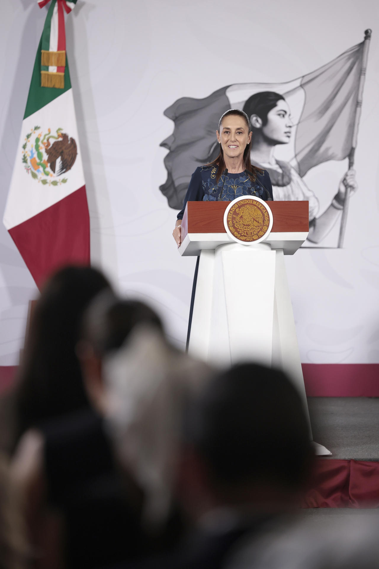 La presidenta de México, Claudia Sheinbaum, habla durante una rueda de prensa este jueves en el Palacio Nacional de la Ciudad de México (México). EFE/José Méndez