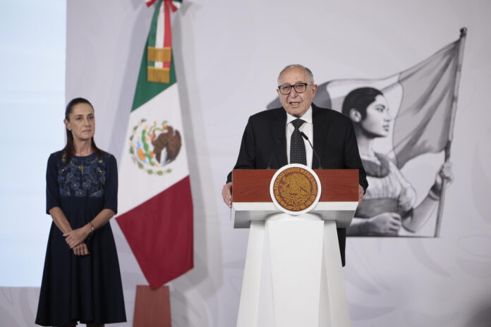 El secretario de Salud de México , David Kershenobich, habla durante una rueda de prensa de la presidenta de México, Claudia Sheinbaum, este jueves en Palacio Nacional de la Ciudad de México (México). EFE/José Méndez
