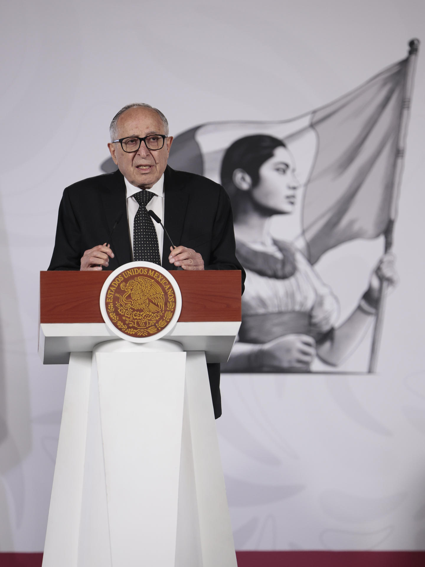 El secretario de Salud de México, David Kershenobich, habla durante una rueda de prensa este jueves en el Palacio Nacional de la Ciudad de México (México). EFE/José Méndez