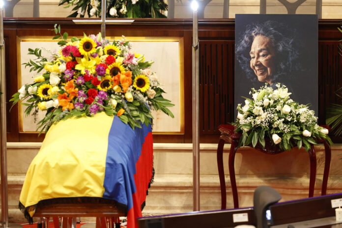 Fotografía que muestra el ataúd de la cantante colombiana Totó La Momposina, una de las máximas exponentes de la música tradicional del Caribe, durante un homenaje póstumo en el Salón Elíptico del Congreso de Colombia, en Bogotá (Colombia). EFE/ Mauricio Dueñas Castañeda
