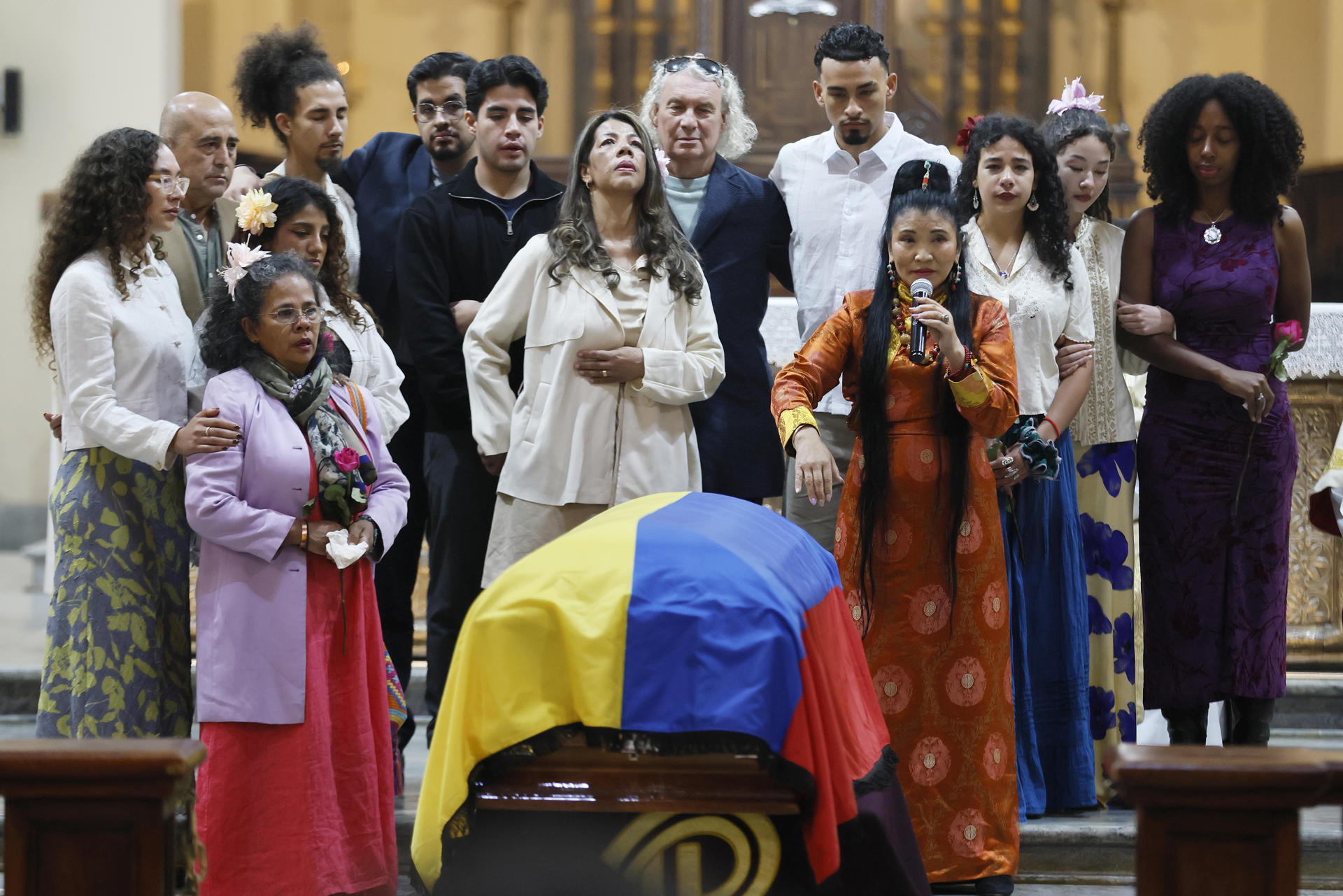 Familiares y amigos de la cantante colombiana Totó La Momposina cantan durante el funeral de la artista en la Catedral Primada, en Bogotá (Colombia). EFE/ Carlos Ortega