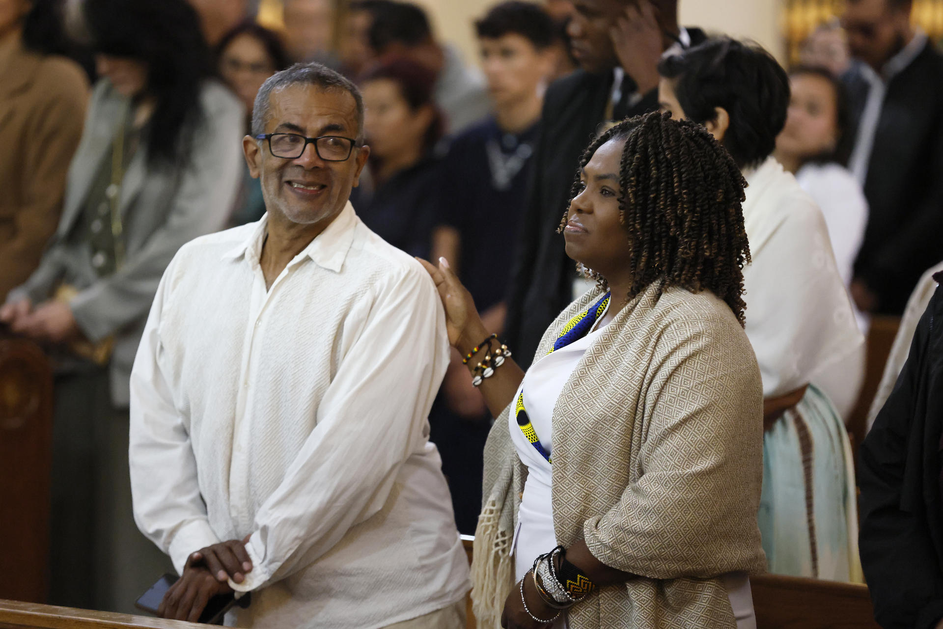La vicepresidenta de Colombia, Francia Márquez (d) saluda a Marco Vinicio Oyaga (i), hijo de la cantante colombiana Totó La Momposina, durante el funeral de la artista en la Catedral Primada en Bogotá (Colombia). EFE/ Carlos Ortega