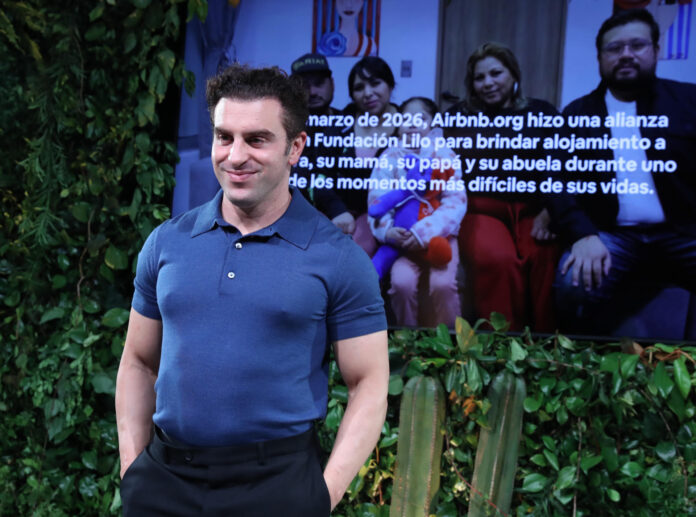 El director ejecutivo y cofundador de Airbnb, Brian Chesky, posa durante una entrevista con EFE este miércoles en Ciudad de México (México). EFE/Mario Guzmán
