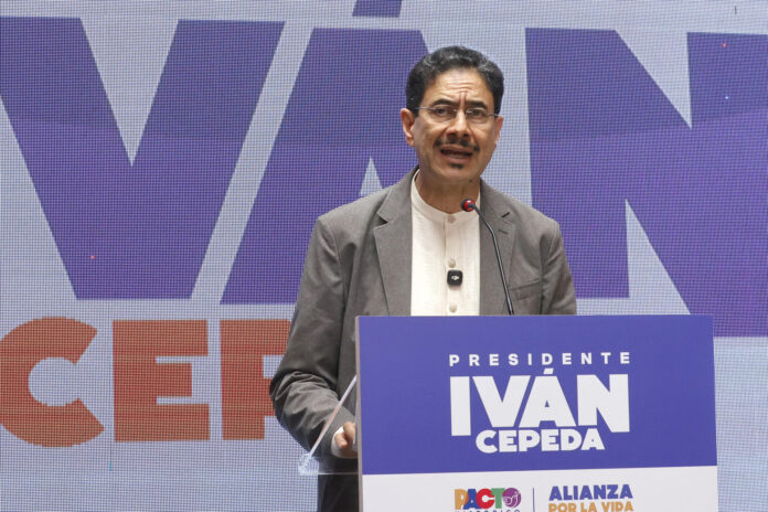 El candidato a la Presidencia de Colombia por el partido Pacto Histórico, Iván Cepeda, habla durante una rueda de prensa para anunciar que si es elegido presidente creará una comisión nacional anticorrupción que estará dirigida por el jurista Iván Velásquez, quien fue jefe de la Comisión Internacional Contra la Impunidad en Guatemala (Cicig), este jueves, en Bogotá (Colombia). EFE/ Mauricio Dueñas Castañeda
