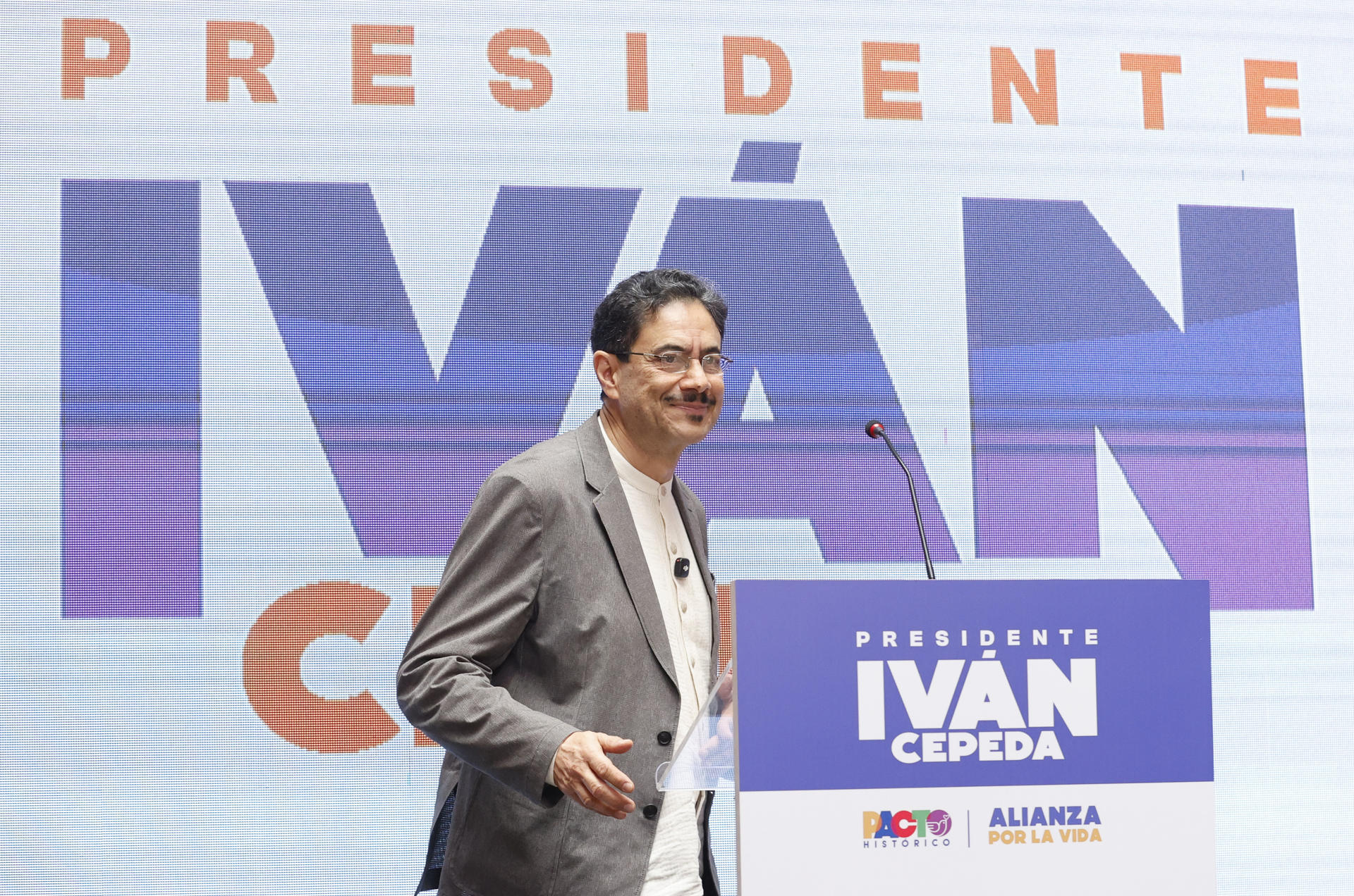 El candidato a la Presidencia de Colombia por el partido Pacto Histórico, Iván Cepeda, asiste a una rueda de prensa para anunciar que si es elegido presidente creará una comisión nacional anticorrupción que estará dirigida por el jurista Iván Velásquez, quien fue jefe de la Comisión Internacional Contra la Impunidad en Guatemala (Cicig), este jueves, en Bogotá (Colombia). EFE/ Mauricio Dueñas Castañeda