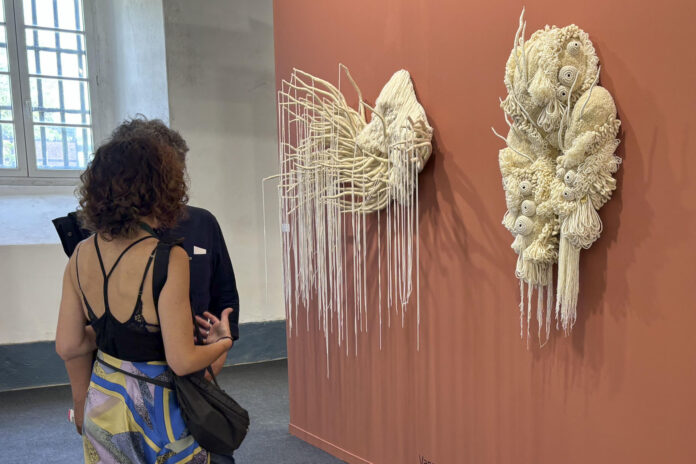 - La tradición traída al presente por los artistas es el tema central de 'Archipiélagos de Historias del Arte' el nuevo proyecto de ARCOlisboa, la feria de arte contemporáneo que abrió sus puertas este jueves y se celebrará hasta el jueves en su décimo aniversario en la capital portuguesa, con 83 galerías de 17 países. EFE/ Blas Díaz
