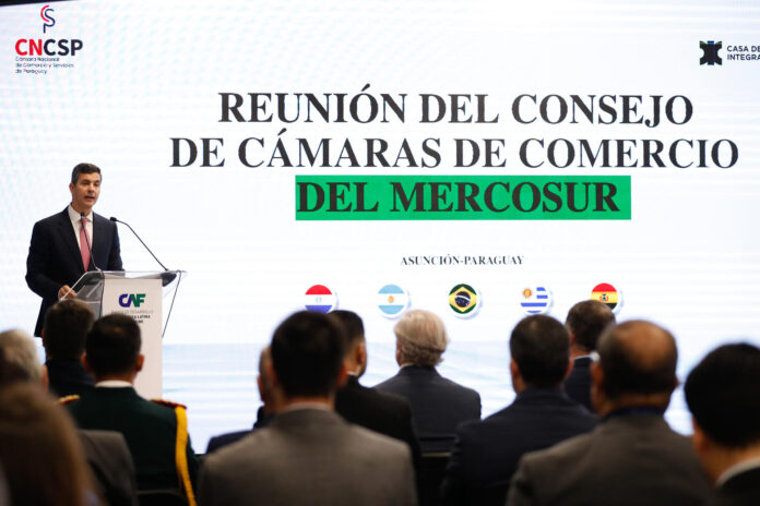 El presidente de Paraguay, Santiago Peña, habla durante el acto de apertura de la reunión del Consejo de Cámaras de Comercio del Mercosur este jueves, en Asunción (Paraguay). EFE/ Juan Pablo Pino
