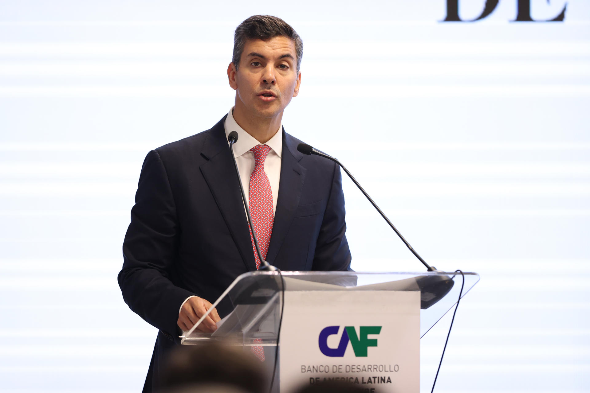 El presidente de Paraguay, Santiago Peña, habla durante el acto de apertura de la reunión del Consejo de Cámaras de Comercio del Mercosur este jueves, en Asunción (Paraguay). EFE/ Juan Pablo Pino