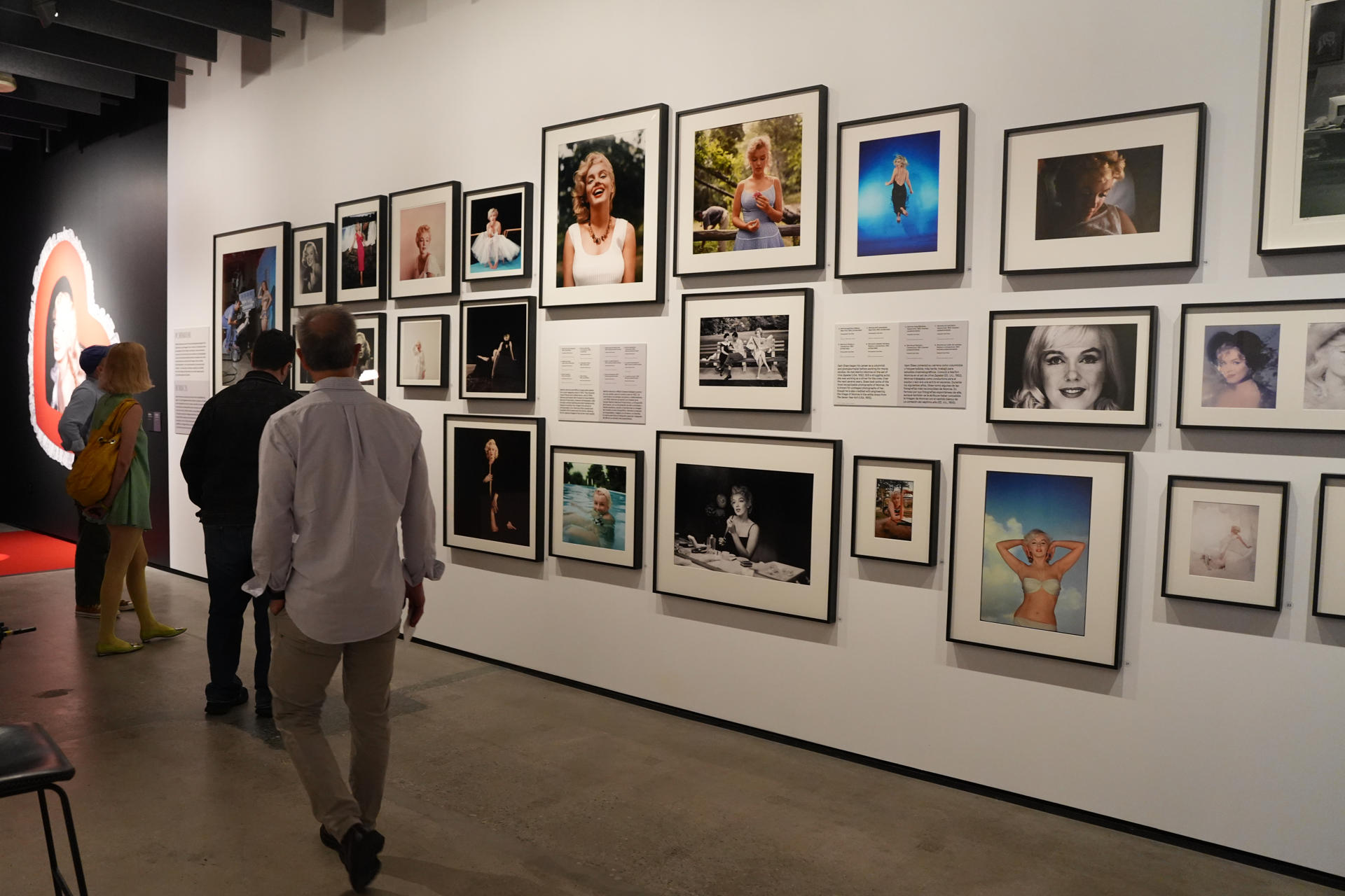 Personas asisten a la exposición que celebra el centenario del nacimiento de Marilyn Monroe, este miércoles en Los Ángeles (Estados Unidos). EFE/ Omar Alonso

