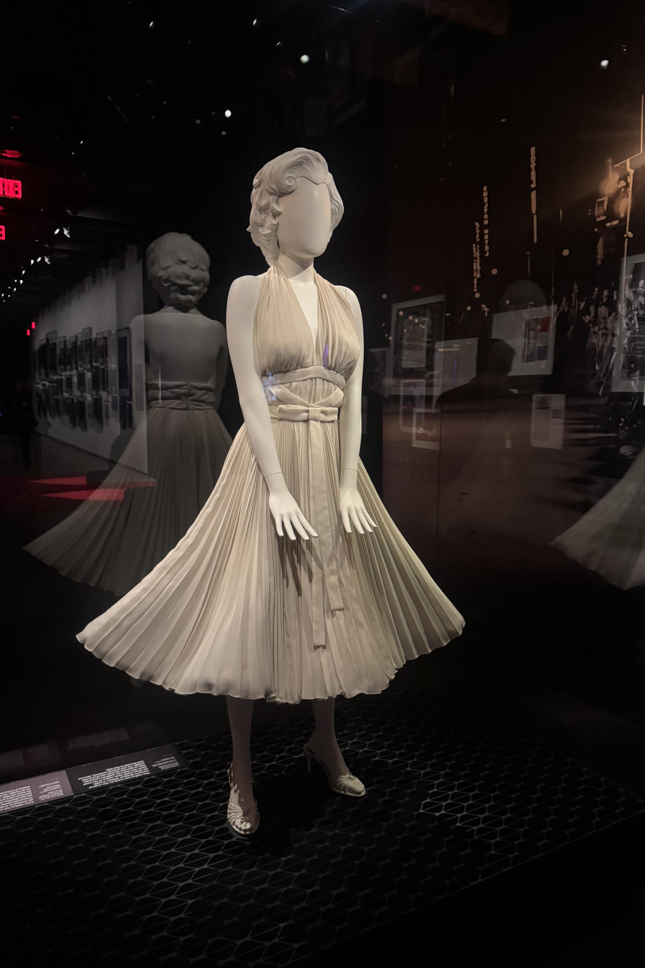 Fotografía que muestra un vestido en la exposición que celebra el centenario del nacimiento de Marilyn Monroe, este miércoles en Los Ángeles (Estados Unidos). EFE/ Omar Alonso

