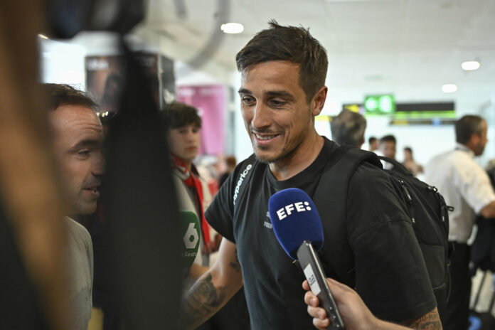 El centrocampista argentino del Rayo Vallecano Óscar Trejo a la llegada del conjunto al aeropuerto Adolfo Suárez-Barajas, tras su derrota en la final de la Liga Conferencia que disputaron este miércoles ante el Crystal Palace en el Estadio Leipzig (Alemania). EFE/ Fernando Villar
