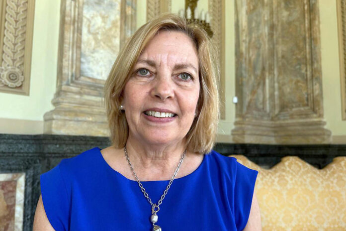 La viceministra de Relaciones Exteriores de Cuba, Josefina Vidal, habla en una entrevista con EFE este jueves, en La Habana (Cuba). EFE/ Claudia Dupeiron
