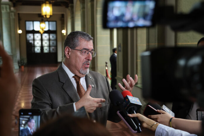 El presidente de Guatemala, Bernardo Arévalo de León, habla durante una rueda de prensa este jueves, en el Palacio Nacional de la Cultura en Ciudad de Guatemala (Guatemala). EFE/ Mariano Macz
