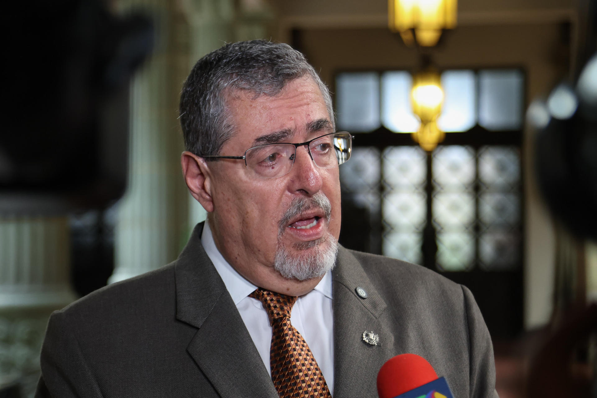 El presidente de Guatemala, Bernardo Arévalo de León, habla durante una rueda de prensa este jueves, en el Palacio Nacional de la Cultura en Ciudad de Guatemala (Guatemala). EFE/ Mariano Macz
