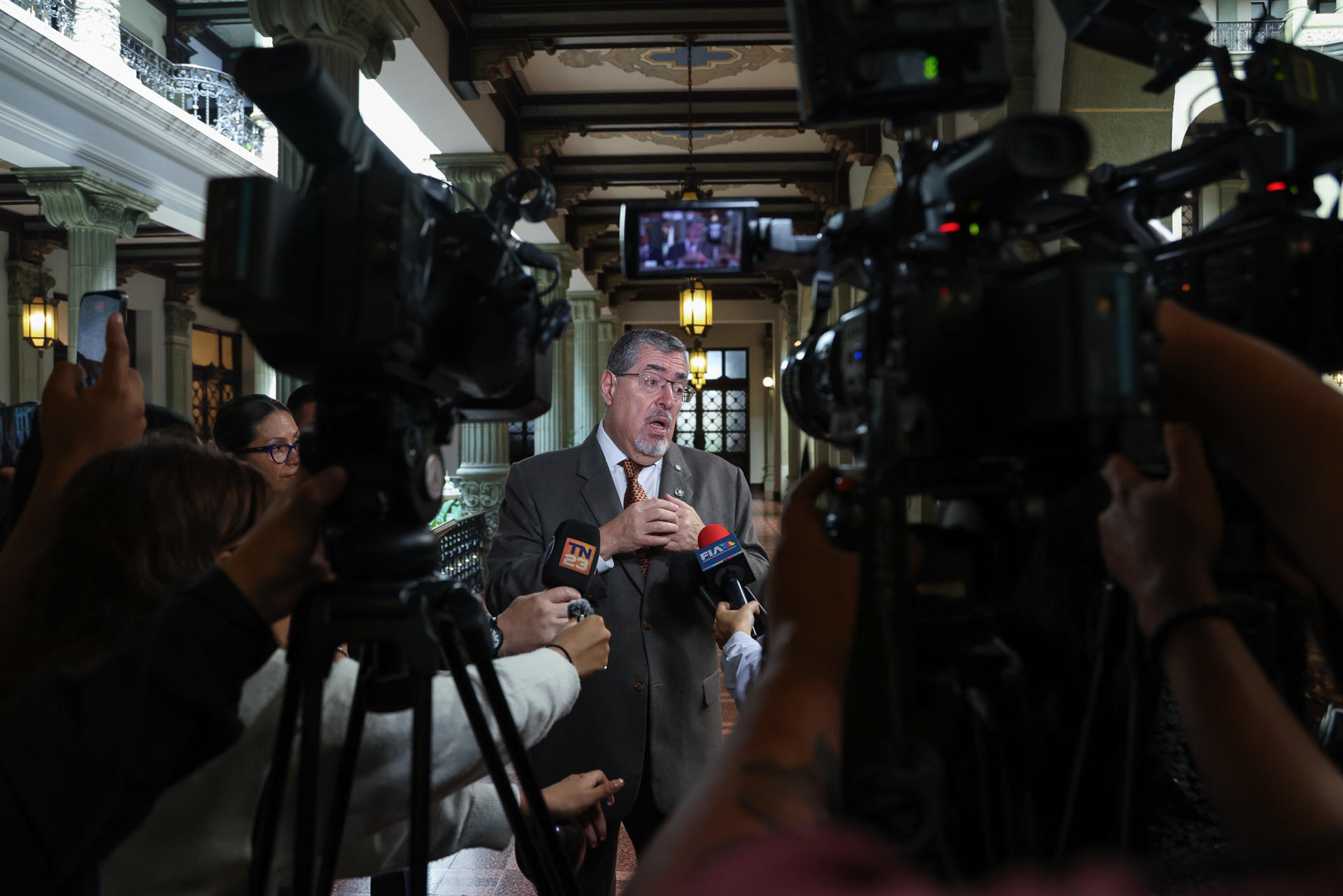 El presidente de Guatemala, Bernardo Arévalo de León, habla durante una rueda de prensa este jueves, en el Palacio Nacional de la Cultura en Ciudad de Guatemala (Guatemala). EFE/ Mariano Macz
