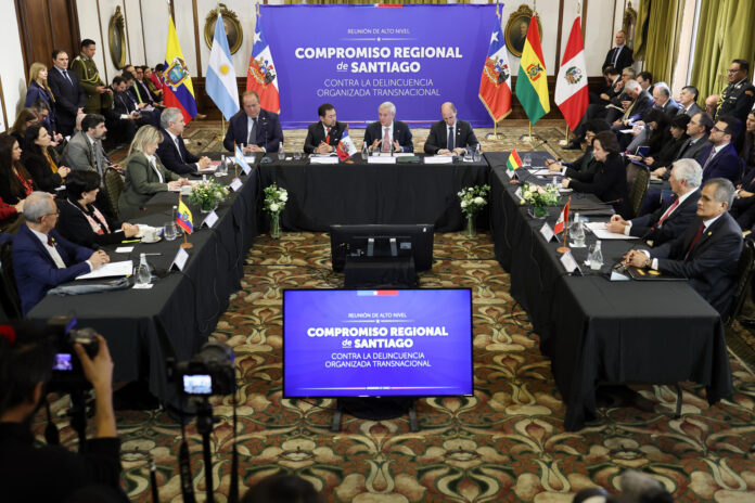 El presidente de Chile, Jose Antonio Kast (c), habla junto al ministro de Relaciones Exteriores, Francisco Pérez Mackenna (c-i) y al ministro de Seguridad Pública, Martin Arrau (c-d), durante el encuentro de alto nivel para el combate de la delincuencia organizada transnacional, este jueves en Santiago (Chile). EFE/ Javier Torres
