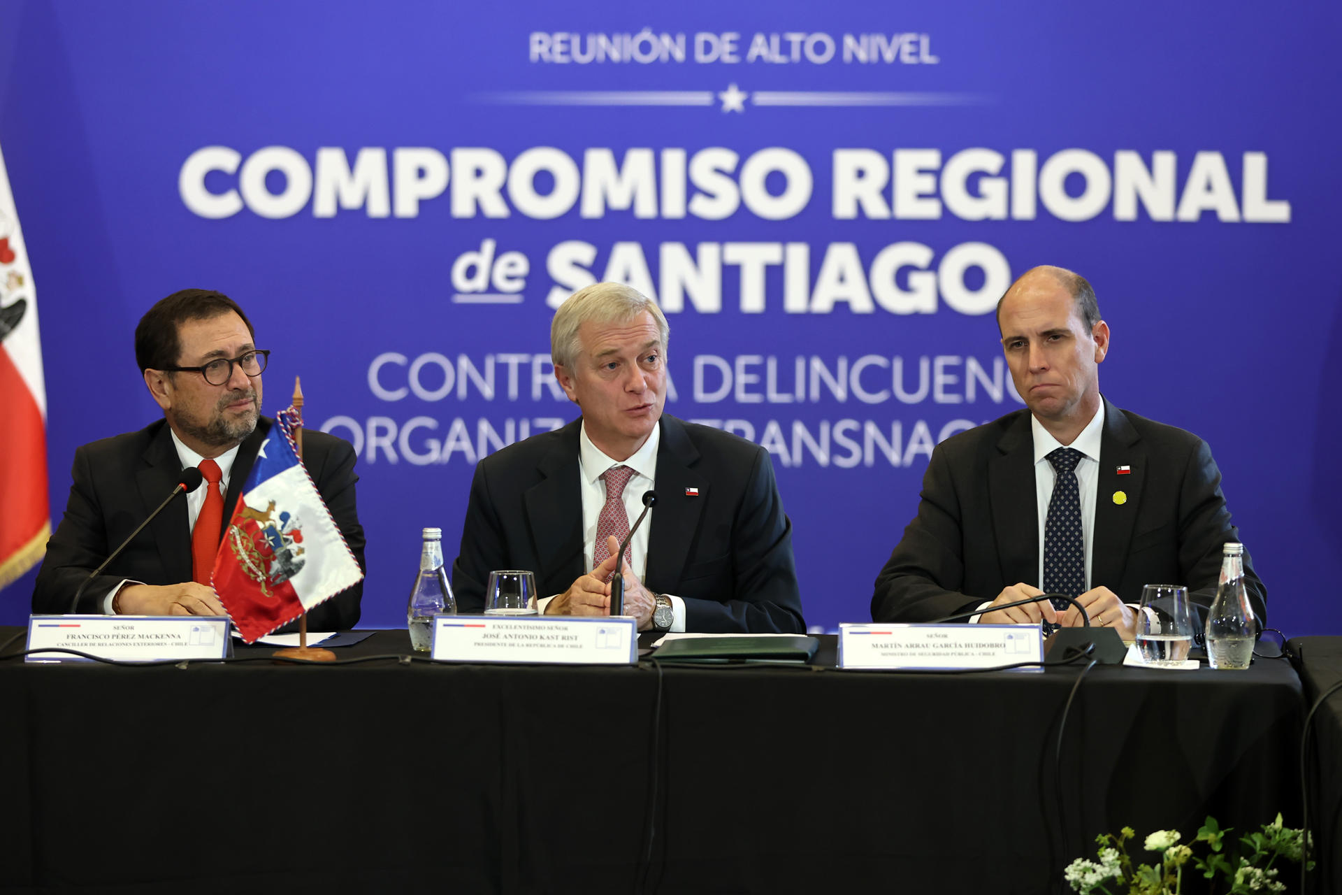 El presidente de Chile, Jose Antonio Kast (c), habla junto al ministro de Relaciones Exteriores, Francisco Pérez Mackenna (i), y al ministro de Seguridad Pública, Martin Arrau, durante el encuentro de alto nivel para el combate de la delincuencia organizada transnacional, este jueves en Santiago (Chile). EFE/ Javier Torres
