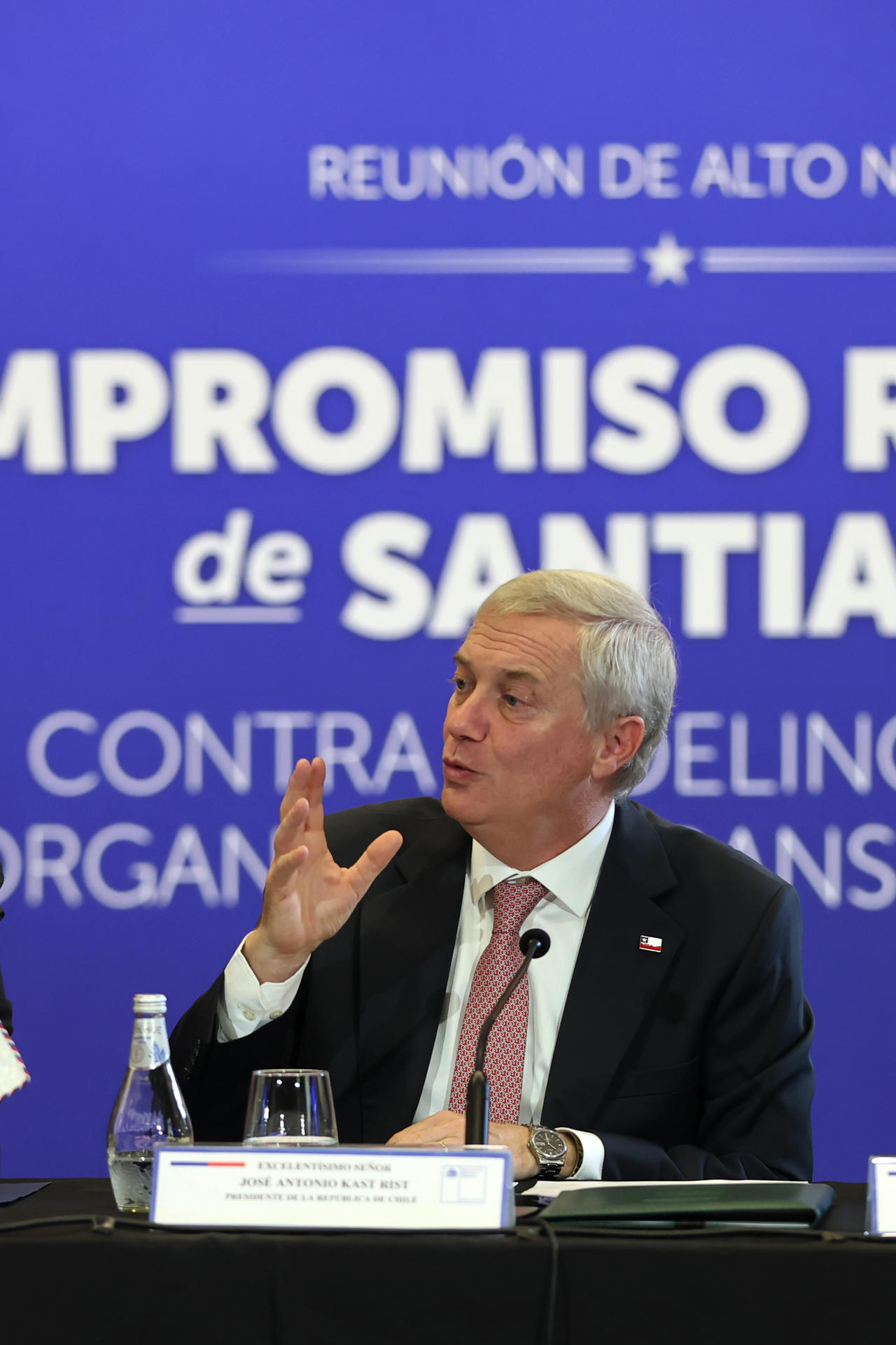 El presidente de Chile, Jose Antonio Kast (c), habla durante el encuentro de alto nivel para el combate de la delincuencia organizada transnacional, este jueves en Santiago (Chile). EFE/ Javier Torres
