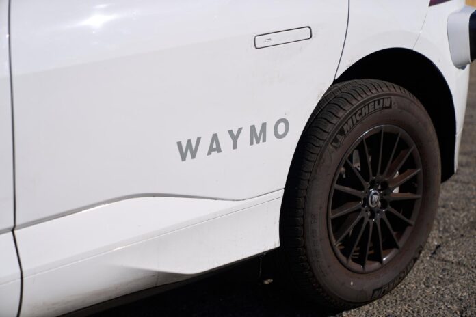 Fotografía de archivo del detalle de un vehículo autónomo de la compañía Waymo, en Los Ángeles (California, EE.UU.). EFE/Allison Dinner
