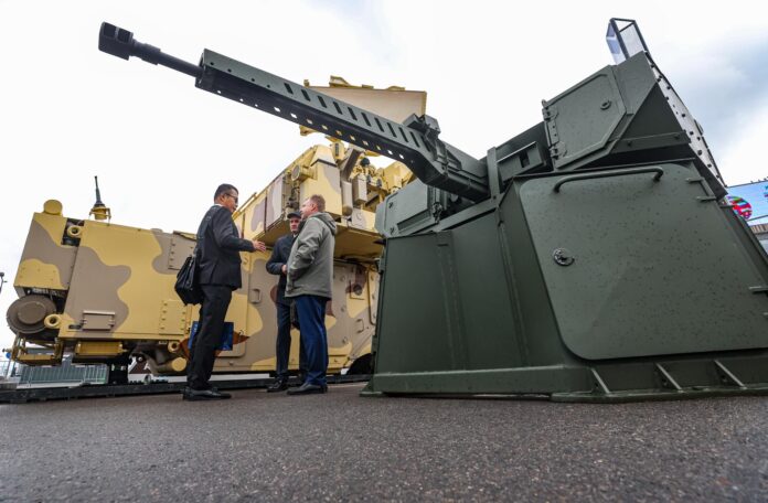 Los participantes observan el nuevo sistema de artillería antiaérea ZAK-30 'Citadel' de Rostec State Corporation, diseñado para destruir vehículos aéreos no tripulados (drones), durante una exhibición de armas en la 14ª Reunión Internacional de Altos Representantes para Asuntos de Seguridad, parte del Primer Foro Internacional de Seguridad en Moscú, Rusia, el 28 de mayo de 2026. Más de 140 delegaciones de más de 120 países asisten al foro de seguridad, que se celebra del 26 al 29 de mayo. (Rusia, Moscú) EFE/EPA/MAXIM SHIPENKOV

