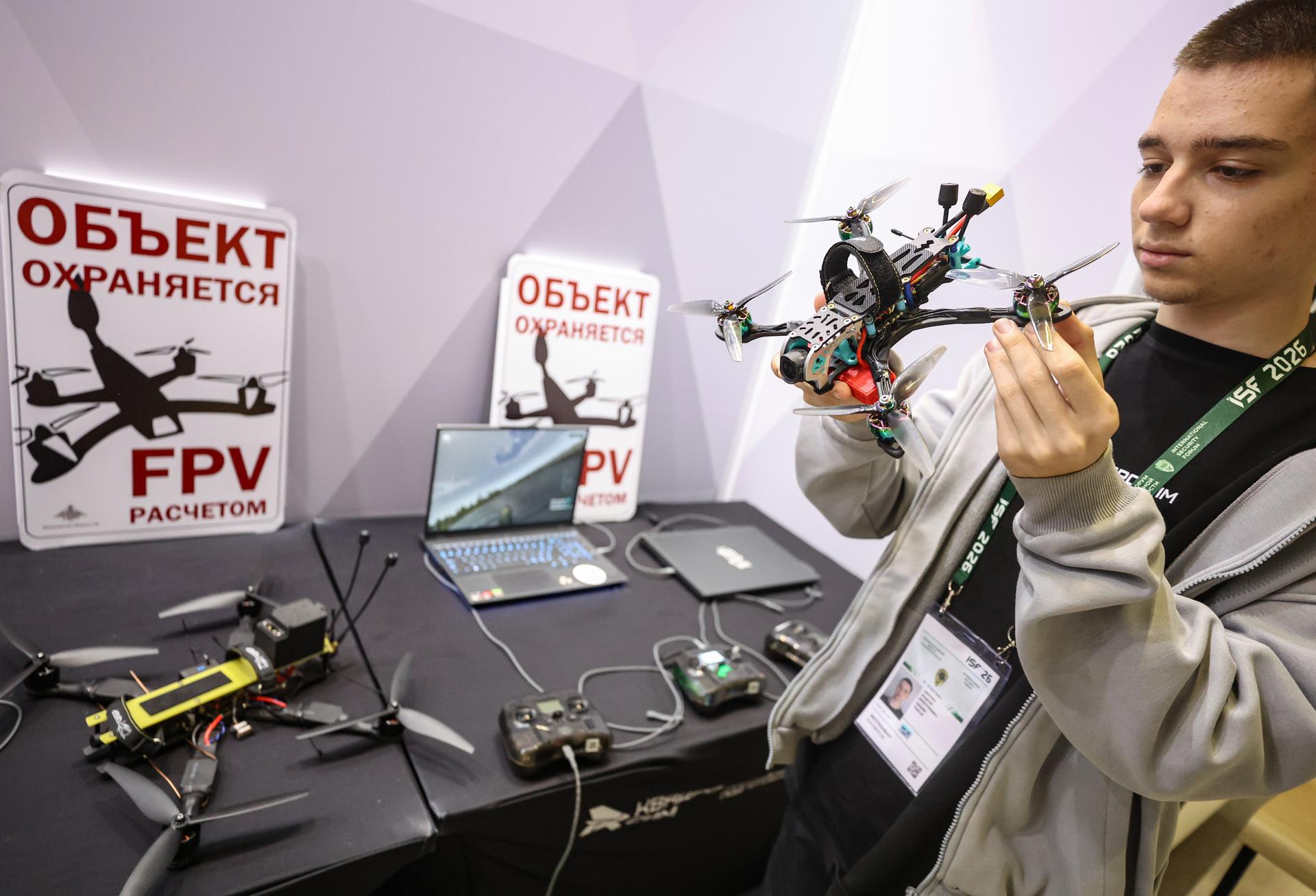- Un participante presenta drones FPV durante una exposición de armas en la 14ª Reunión Internacional de Altos Representantes para Asuntos de Seguridad, parte del Primer Foro Internacional de Seguridad en Moscú, Rusia, 28 de mayo de 2026. Más de 140 delegaciones de más de 120 países asisten al foro de seguridad, que se celebra del 26 al 29 de mayo. (Rusia, Moscú) EFE/EPA/MAXIM SHIPENKOV
