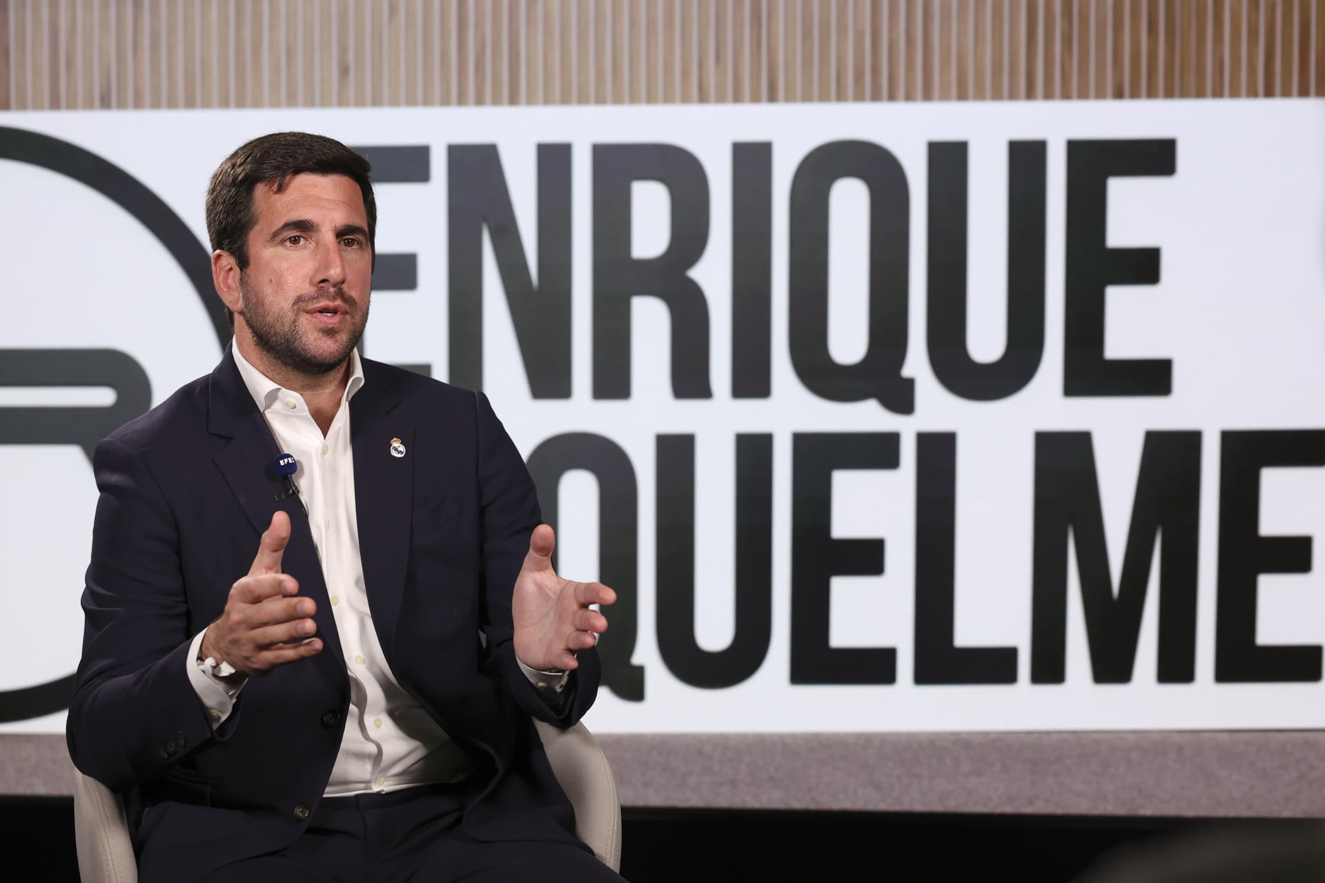 Madrid, 28/05/2026.- El candidato a la presidencia del Real Madrid Enrique Riquelme, durante una entrevista a Efe en la que aboga por la jerarquía para solucionar los conflictos internos del club. “Si hay una estructura, con bajar una vez al vestuario, basta”. EFE/Kiko Huesca

