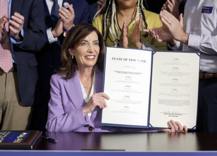 Fotografía cedida por la Gobernación de Nueva York donde aparece su gobernadora, Kathy Hochul, hablando durante la firma del presupuesto estatal este jueves en Albany, Nueva York. EFE/Mike Groll/Gobernación de Nueva York /SOLO USO EDITORIAL /NO VENTAS /SOLO DISPONIBLE PARA ILUSTRAR LA NOTICIA QUE ACOMPAÑA /CRÉDITO OBLIGATORIO
