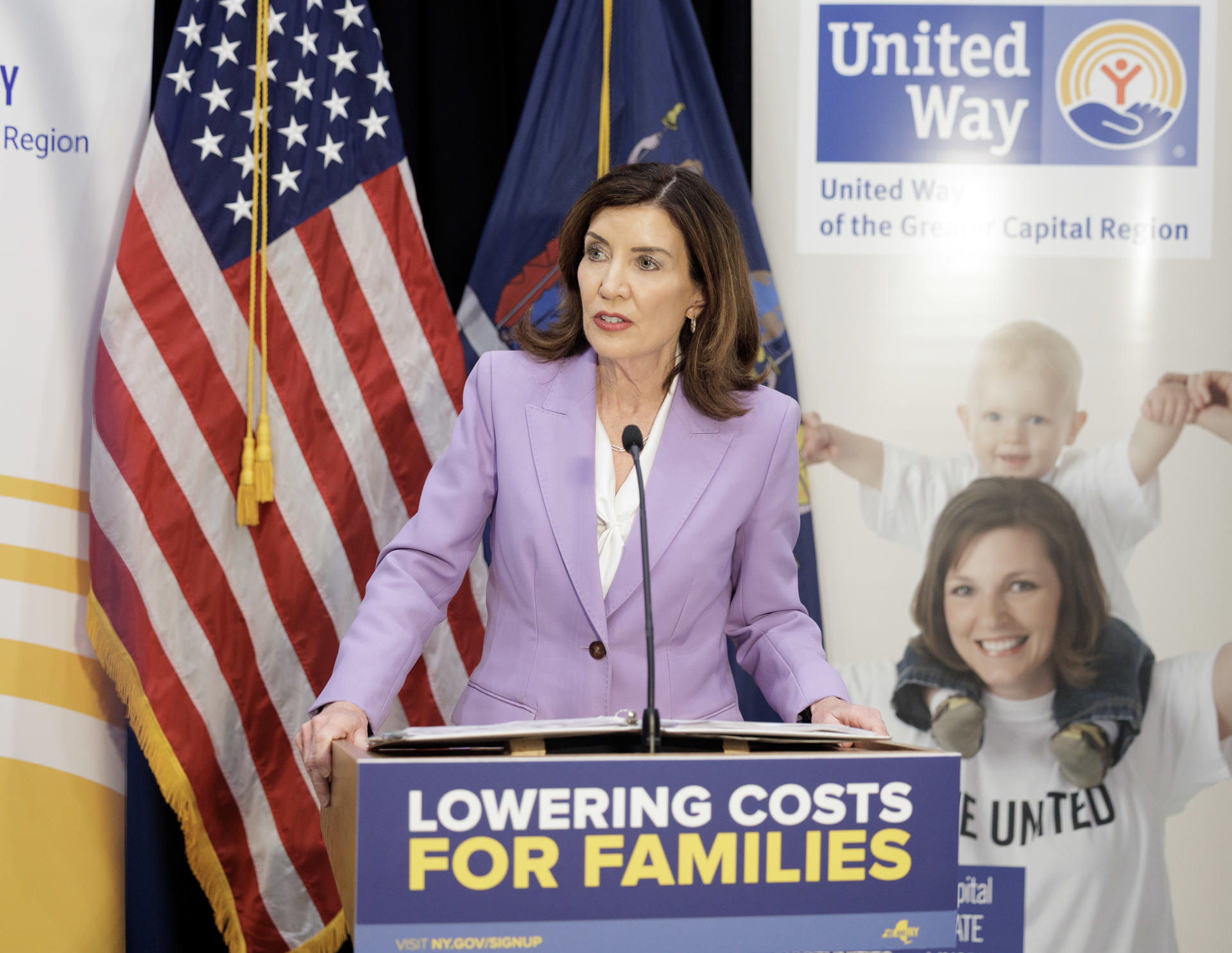 Fotografía cedida por la Gobernación de Nueva York donde aparece su gobernadora, Kathy Hochul, hablando durante la firma del presupuesto estatal este jueves en Albany, Nueva York. EFE/Mike Groll/Gobernación de Nueva York /SOLO USO EDITORIAL /NO VENTAS /SOLO DISPONIBLE PARA ILUSTRAR LA NOTICIA QUE ACOMPAÑA /CRÉDITO OBLIGATORIO
