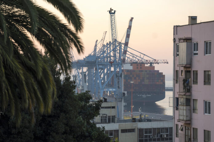 Fotografía que muestra un buque de carga en el Puerto de Valparaíso el 17 de mayo de 2026, en Valparaíso (Chile). EFE/Adriana Thomasa
