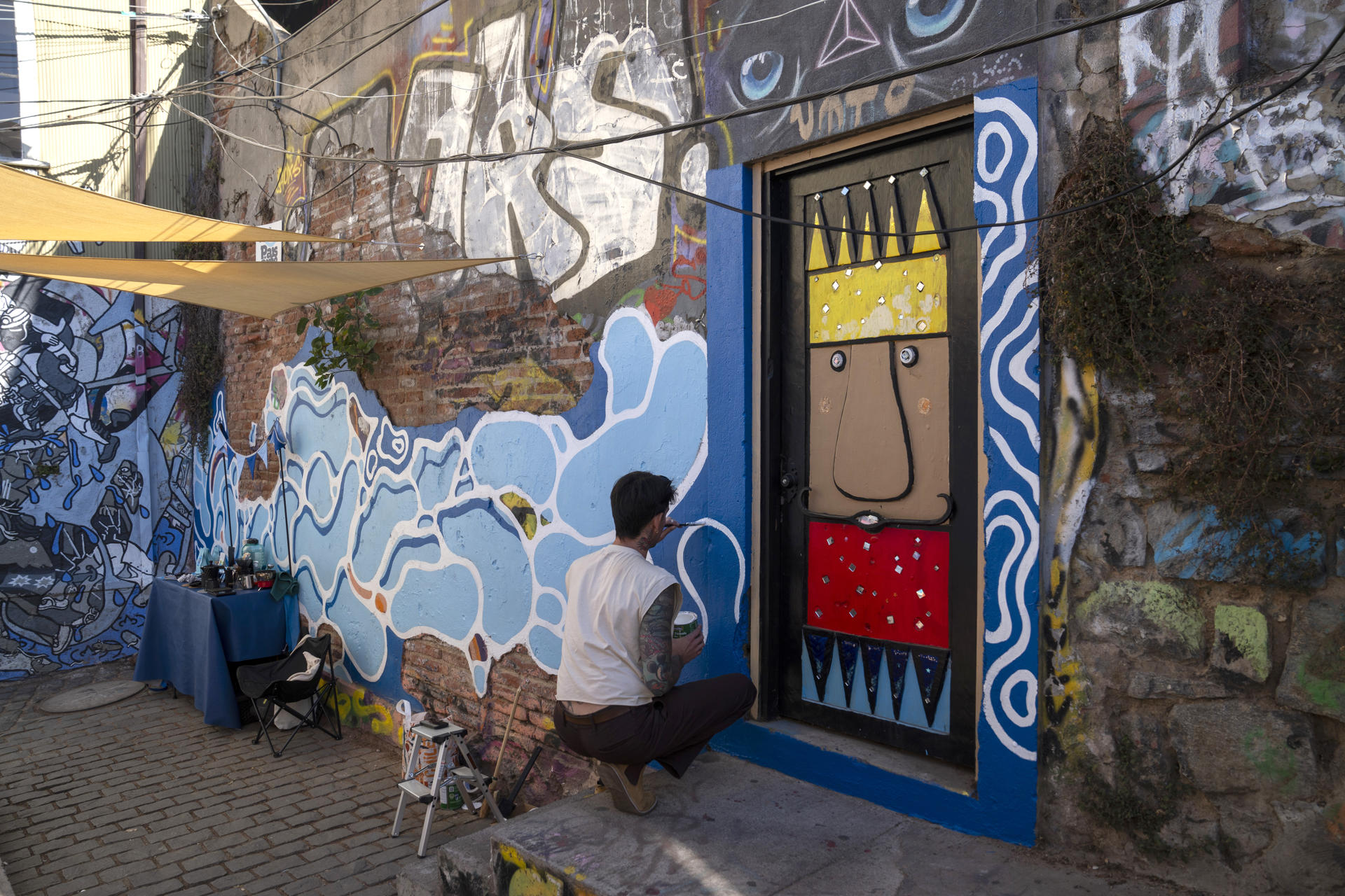 Un hombre pinta un mural el 3 de mayo de 2026 en Cerro Alegre, en Valparaíso (Chile). EFE/Adriana Thomasa