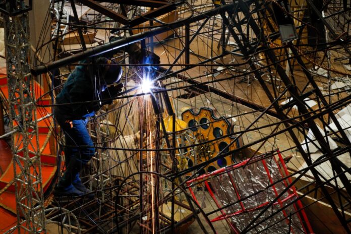 Fotografía de archivo de un operario en una fábrica metalmecánica en Sao Paulo (Brasil). EFE/Fernando Bizerra
