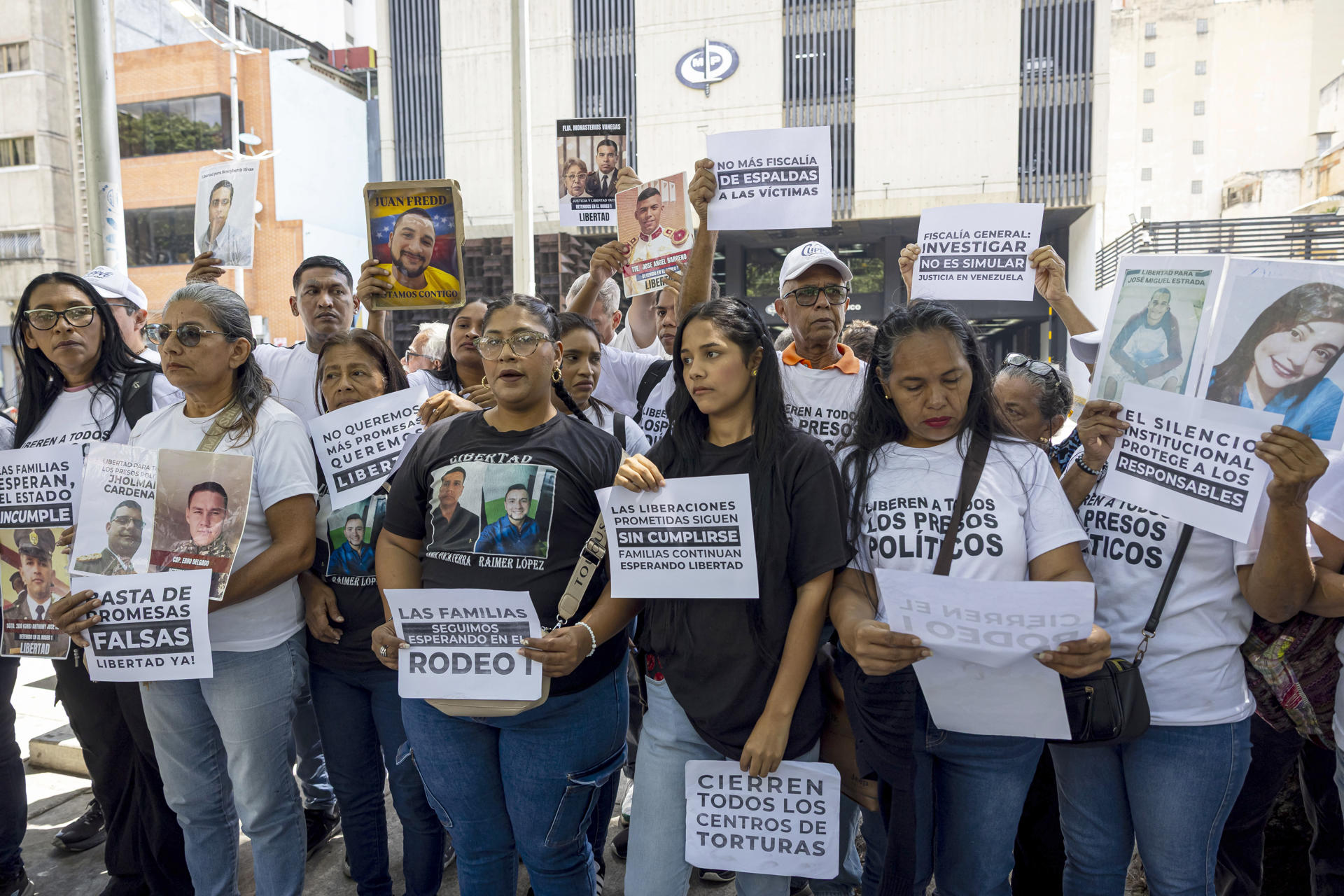Familiares de presos políticos se manifiestan para denunciar las promesas de excarcelaciones "incumplidas" por el Gobierno este jueves, frente al Ministerio Público en Caracas (Venezuela). EFE/ Miguel Gutiérrez