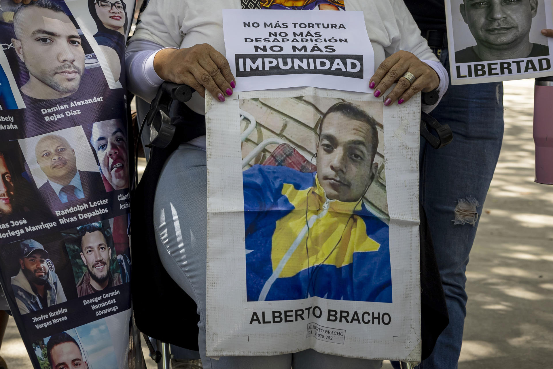 Familiares de presos políticos se manifiestan para denunciar las promesas de excarcelaciones "incumplidas" por el Gobierno este jueves, frente al Ministerio Público en Caracas (Venezuela). EFE/ Miguel Gutiérrez