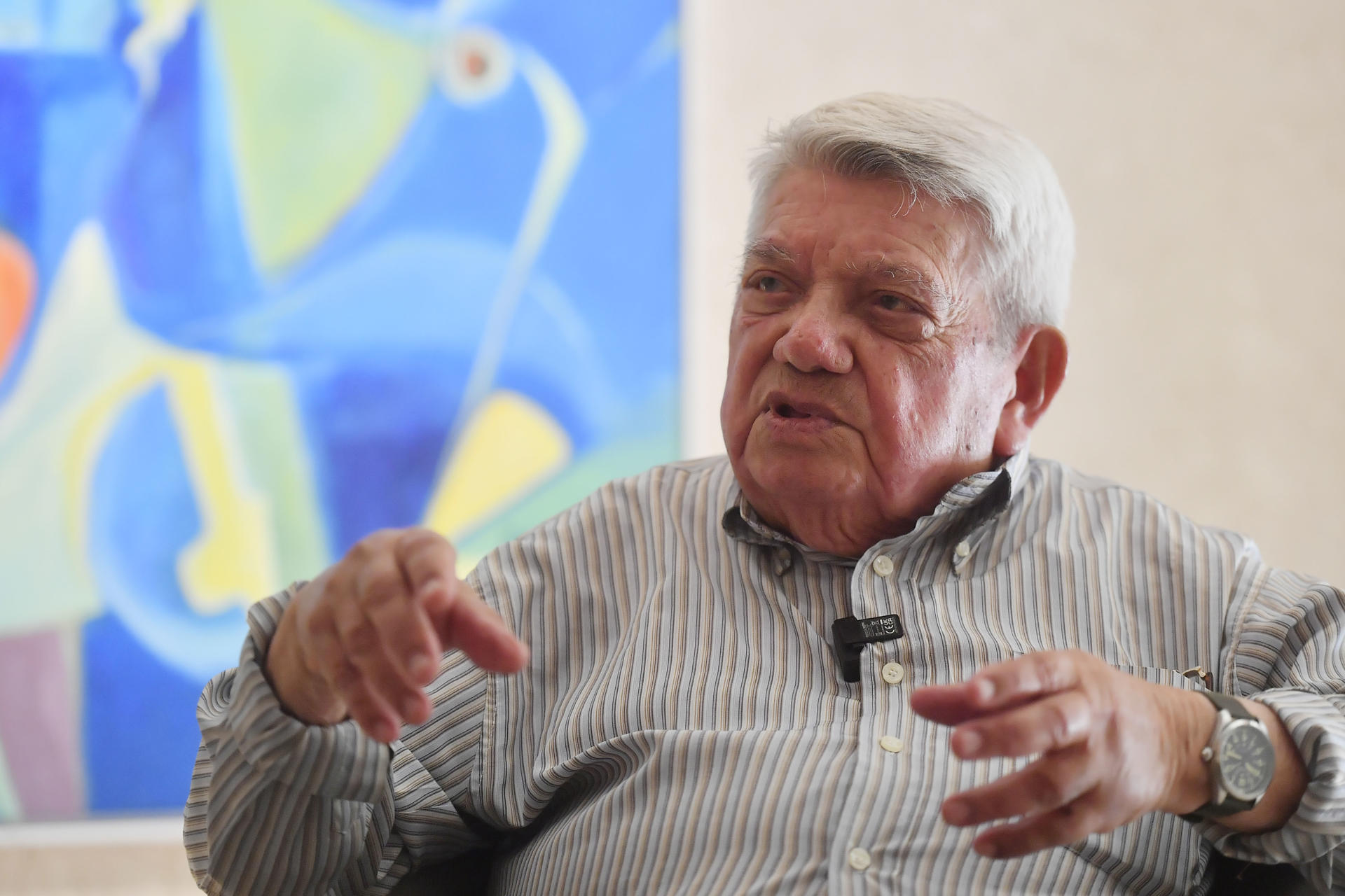 El pintor argentino Ángel Baldovino, afincado en Mallorca desde hace medio siglo, última una nueva exposición a punto de cumplir los 97 años y cuenta a EFE su longeva experiencia artística. EFE/ Miquel A. Borràs
