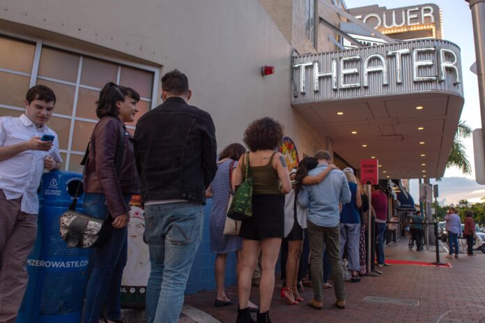 Fotografía de archivo de una fila de personas antes de ingresar a una sala de cine en Miami (FL, EE.UU.). EFE/Giorgio Viera
