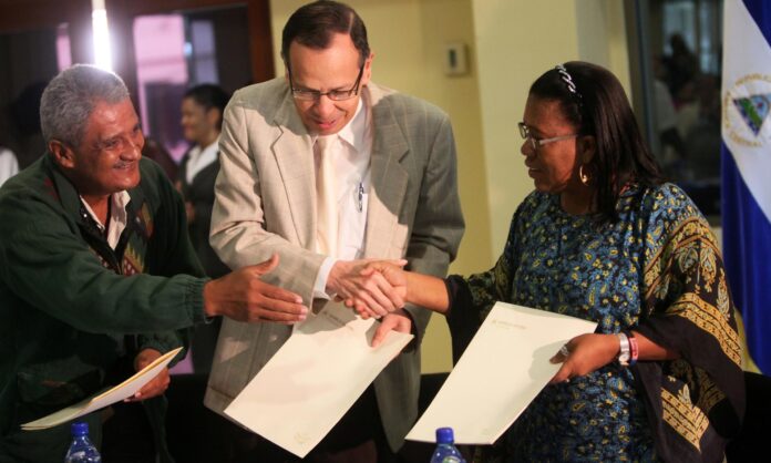 Fotografía de archivo, tomada en octubre de 2012, en la que se captó al exdiputado nicaragüense y entonces presidente de la comisión de asuntos indígenas de Nicaragua, Brooklyn Rivera (i), en Managua (Nicaragua). EFE/Mario López
