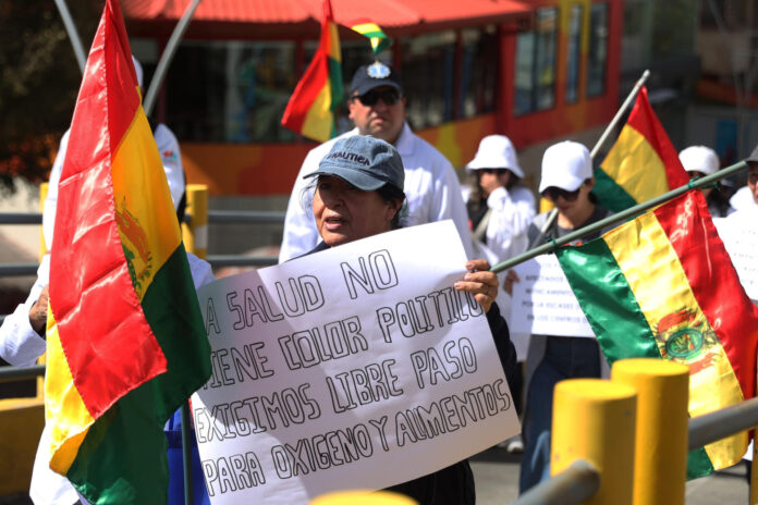 Médicos se manifiestan contra los bloqueos de carreteras que exigen la renuncia del presidente Rodrigo Paz y piden libre transitabilidad para ambulancias, oxígeno y alimento para los pacientes, en La Paz (Bolivia). EFE/Luis Gandarillas
