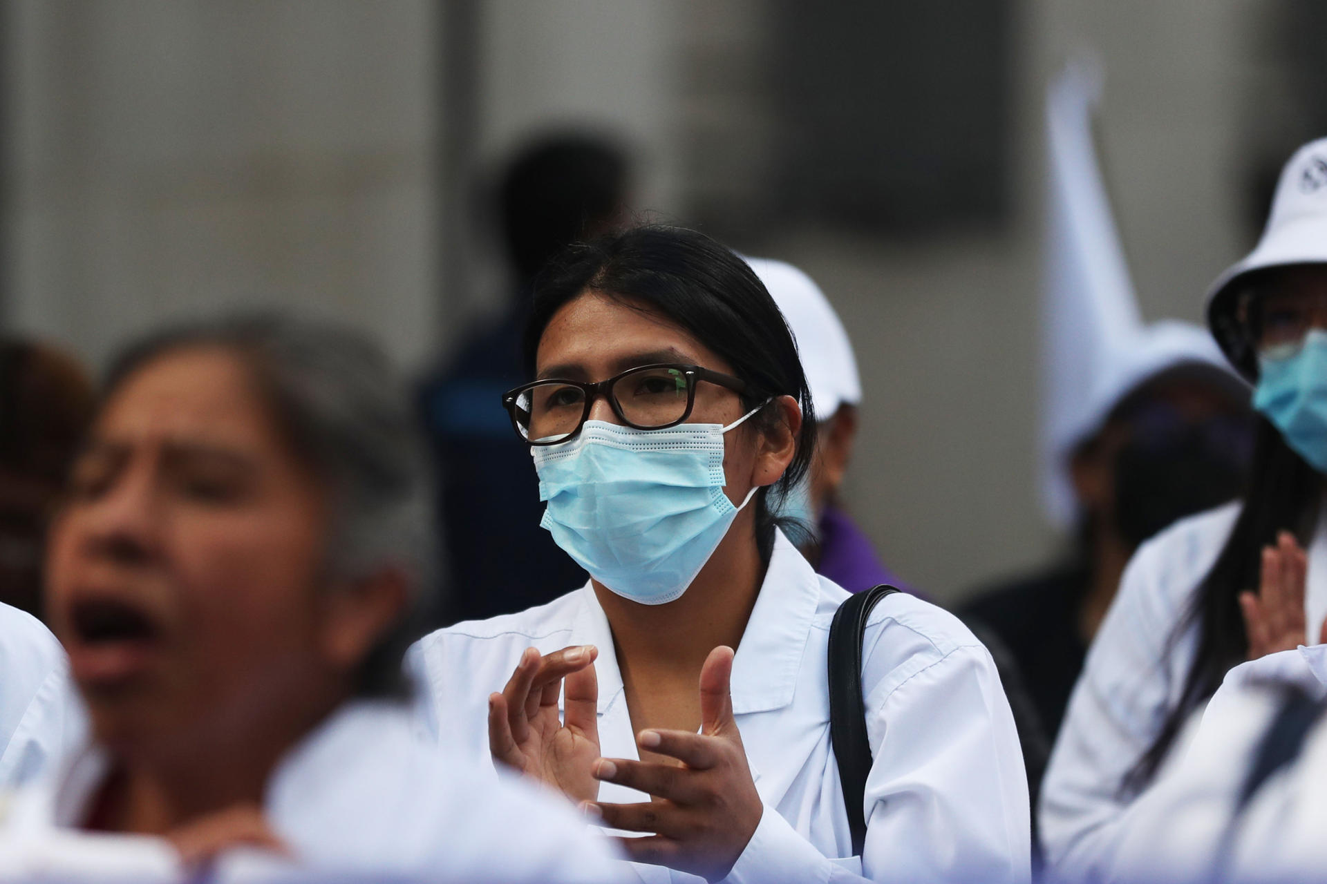 Una persona se manifiesta contra los bloqueos de carreteras que exigen la renuncia del presidente Rodrigo Paz y pide libre transitabilidad para ambulancias, oxígeno y alimento para los pacientes, en La Paz (Bolivia). EFE/Luis Gandarillas
