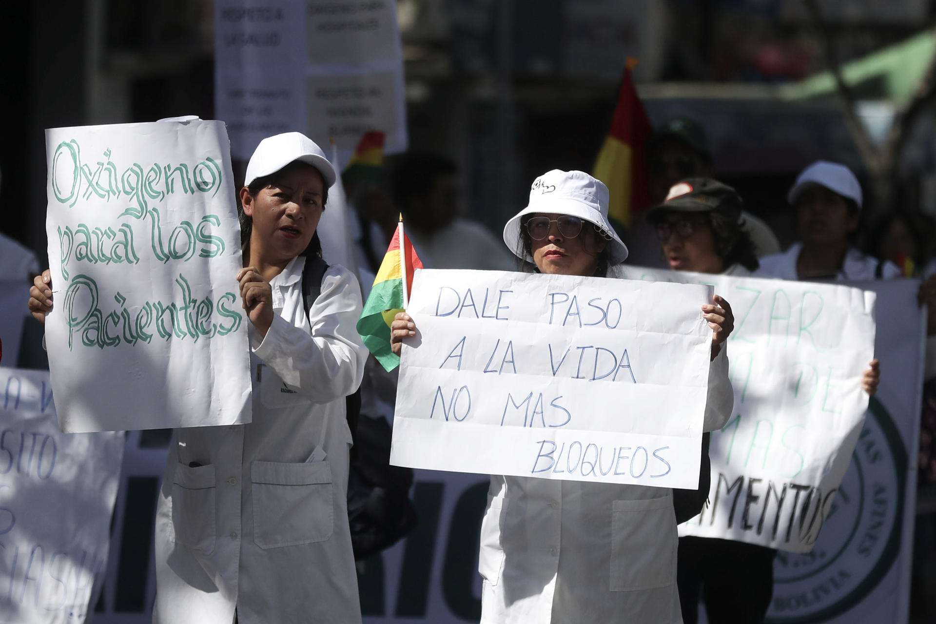Médicos se manifiestan contra los bloqueos de carreteras que exigen la renuncia del presidente Rodrigo Paz y piden libre transitabilidad para ambulancias, oxígeno y alimento para los pacientes, en La Paz (Bolivia). EFE/Luis Gandarillas
