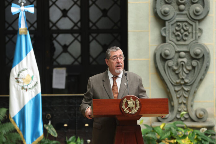 El presidente de Guatemala, Bernardo Arévalo de León, habla durante la presentación del informe anual de resultados 2025 este jueves, en Ciudad de Guatemala (Guatemala). EFE/ Mariano Macz
