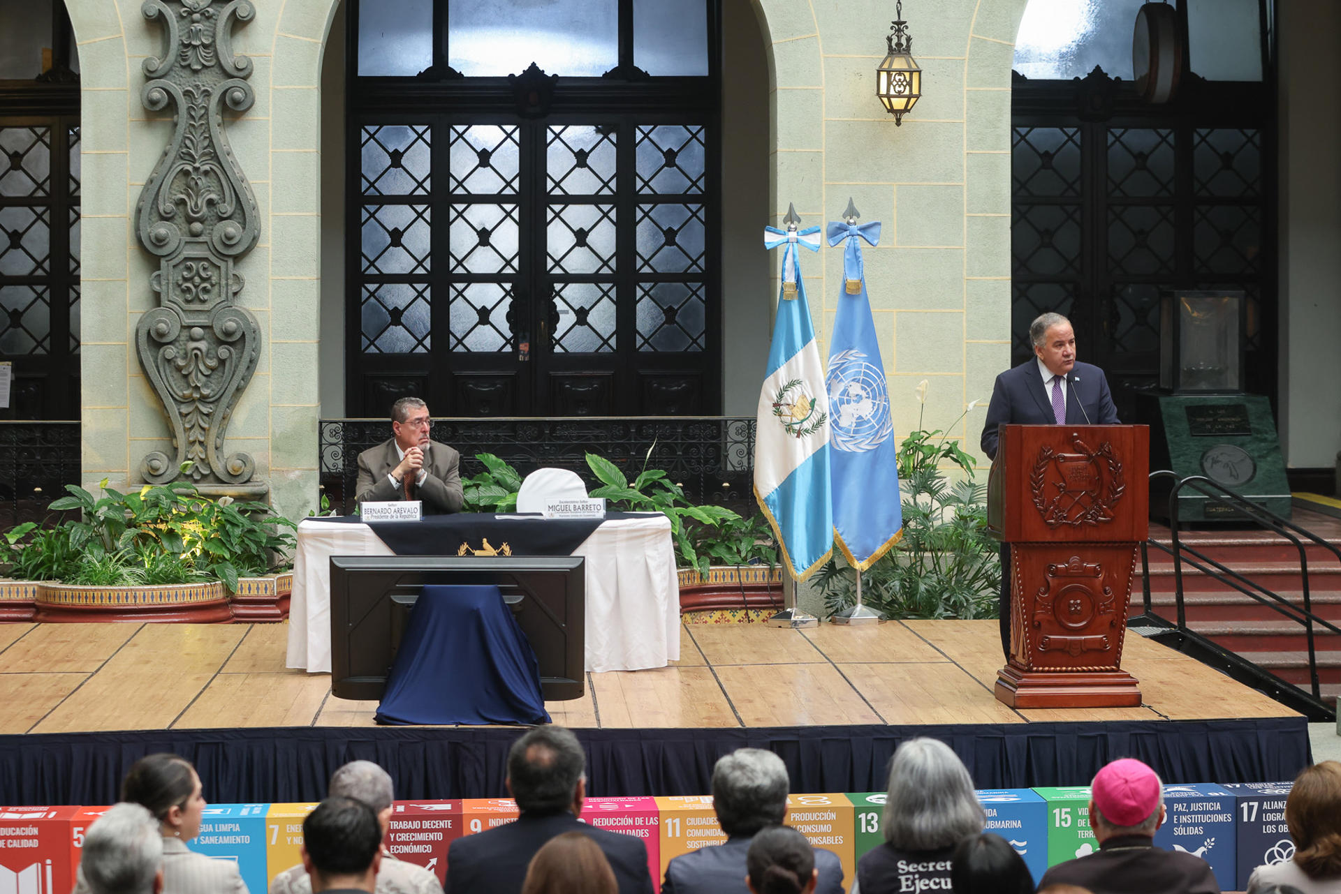 El coordinador residente del sistema de las Naciones Unidas en Guatemala, Miguel Barreto (d), habla durante la presentación del informe anual de resultados 2025 este jueves, en Ciudad de Guatemala (Guatemala). EFE/ Mariano Macz
