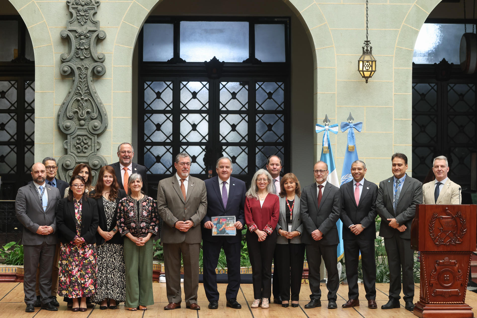 El coordinador residente del sistema de las Naciones Unidas en Guatemala, Miguel Barreto (c), posa junto al presidente de Guatemala, Bernardo Arévalo de León (c-i), posan junto a los representantes de las agencias del sistema de las Naciones Unidas que trabajan en Guatemala este jueves, en Ciudad de Guatemala (Guatemala). EFE/ Mariano Macz
