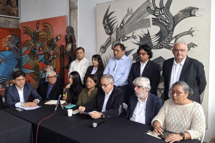 Pedro Francke (c- abajo), jefe del equipo económico del candidato a la Presidencia de Perú por el partido Juntos por el Perú, Roberto Sánchez, habla junto a otros integrantes del equipo en una rueda de prensa este jueves, en el distrito de Barranco (Perú). EFE/ Paula Bayarte
